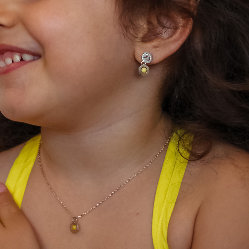 bambina con orecchini e collana in argento e ambra gialla